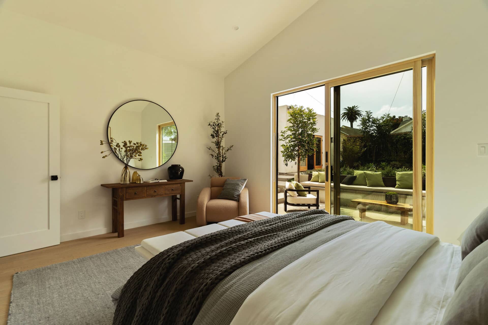 primary bedroom of 5319 Brynhurst Ave, Los Angeles CA 90043